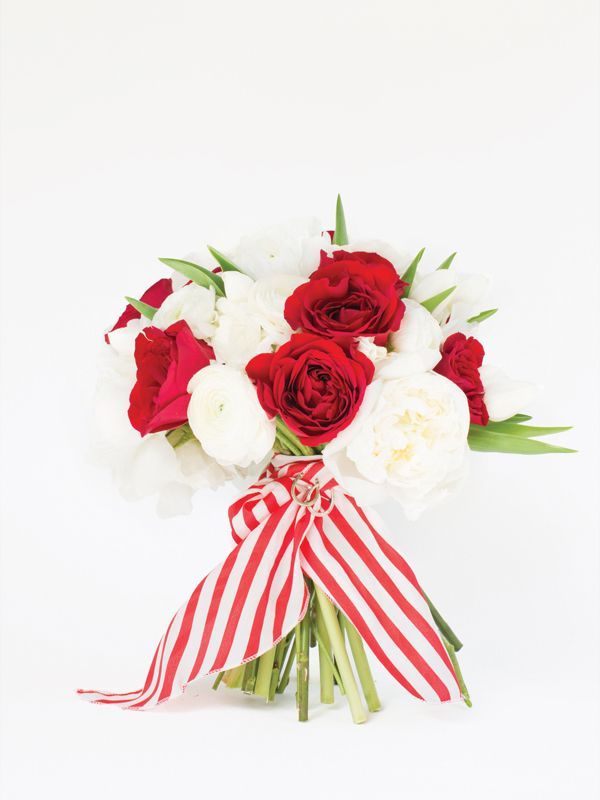 純白or深紅？♡冬にぴったりのブーケのイメージをあつめましたにて紹介している画像