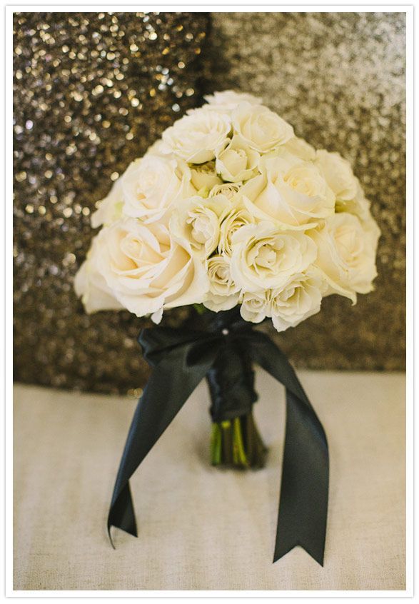 純白or深紅？♡冬にぴったりのブーケのイメージをあつめましたにて紹介している画像