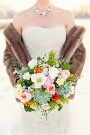 純白or深紅？♡冬にぴったりのブーケのイメージをあつめましたにて紹介している画像