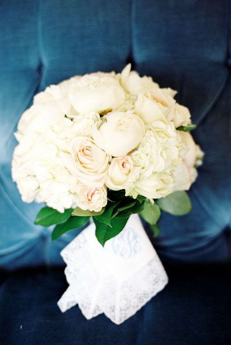 純白or深紅？♡冬にぴったりのブーケのイメージをあつめましたにて紹介している画像