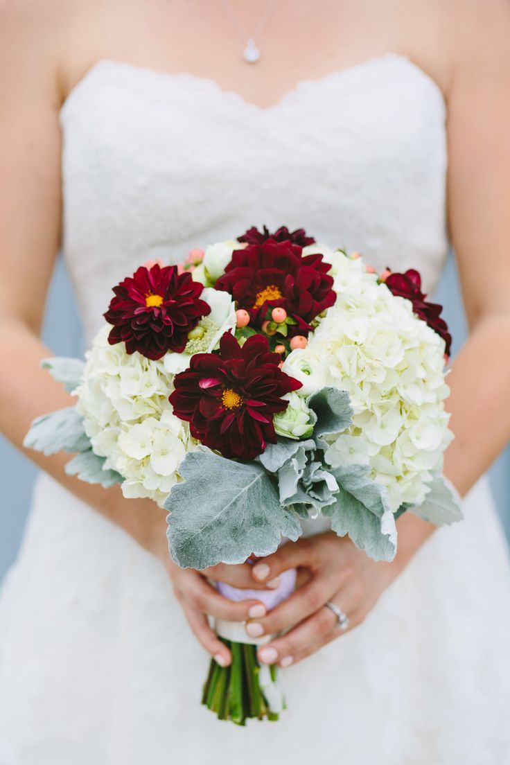 純白or深紅？♡冬にぴったりのブーケのイメージをあつめましたにて紹介している画像