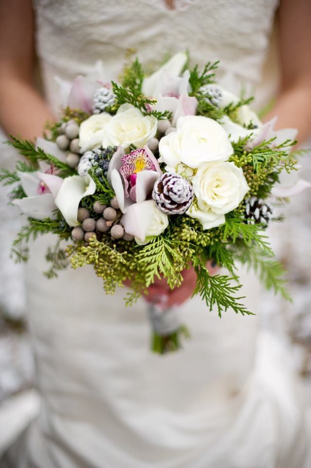 純白or深紅？♡冬にぴったりのブーケのイメージをあつめましたにて紹介している画像