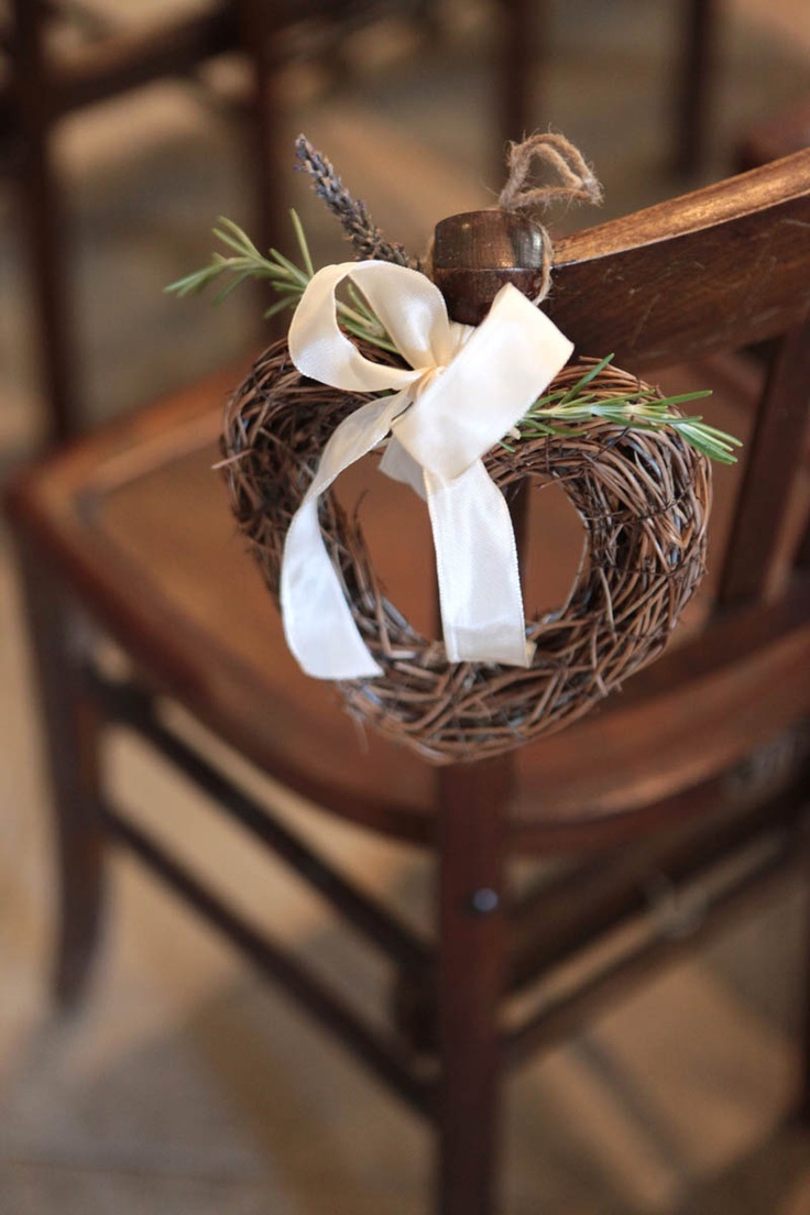 この世で一番幸せな道・バージンロードを飾り付け＊ゲストのベンチの可愛いデコレーションアイデアまとめ♡にて紹介している画像