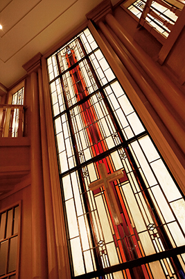 Recommended for Discerning Brides: 5 Elegant Wooden Chapels for a Mystical Wedding Ceremonyにて紹介している画像
