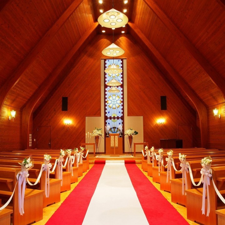 Recommended for Discerning Brides: 5 Elegant Wooden Chapels for a Mystical Wedding Ceremonyにて紹介している画像