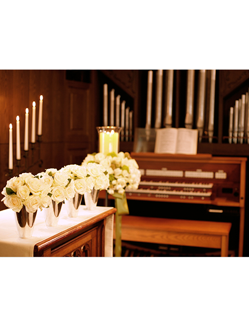 Recommended for Discerning Brides: 5 Elegant Wooden Chapels for a Mystical Wedding Ceremonyにて紹介している画像