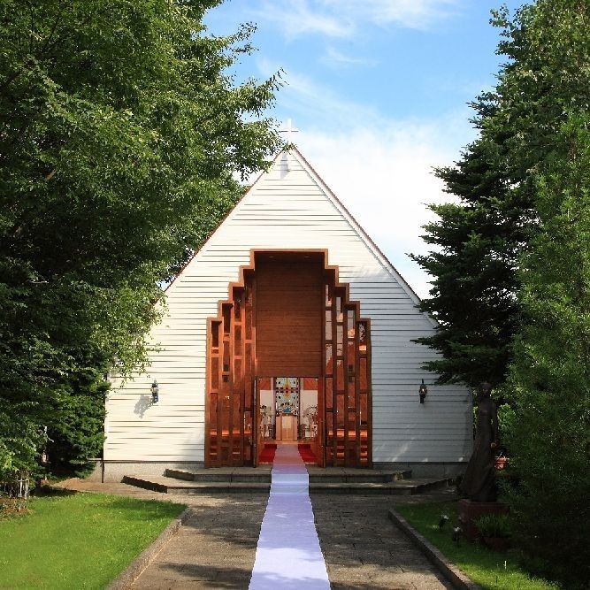 Recommended for Discerning Brides: 5 Elegant Wooden Chapels for a Mystical Wedding Ceremonyにて紹介している画像