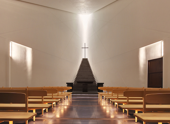 Recommended for Discerning Brides: 5 Elegant Wooden Chapels for a Mystical Wedding Ceremonyにて紹介している画像