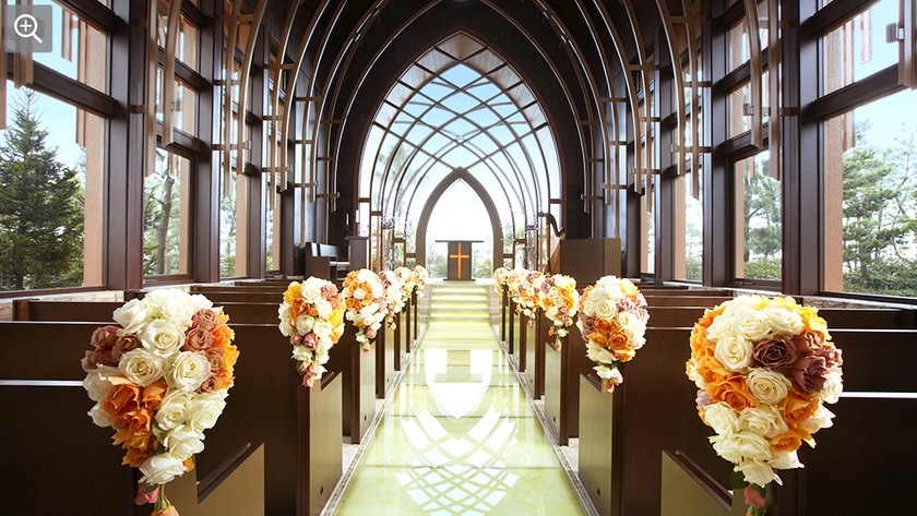 Recommended for Discerning Brides: 5 Elegant Wooden Chapels for a Mystical Wedding Ceremonyにて紹介している画像