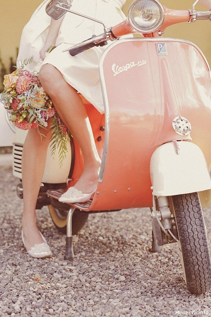 Feeling like a Roman Holiday? ♡ A Super CUTE VESPA Wedding Photo Collection♡にて紹介している画像