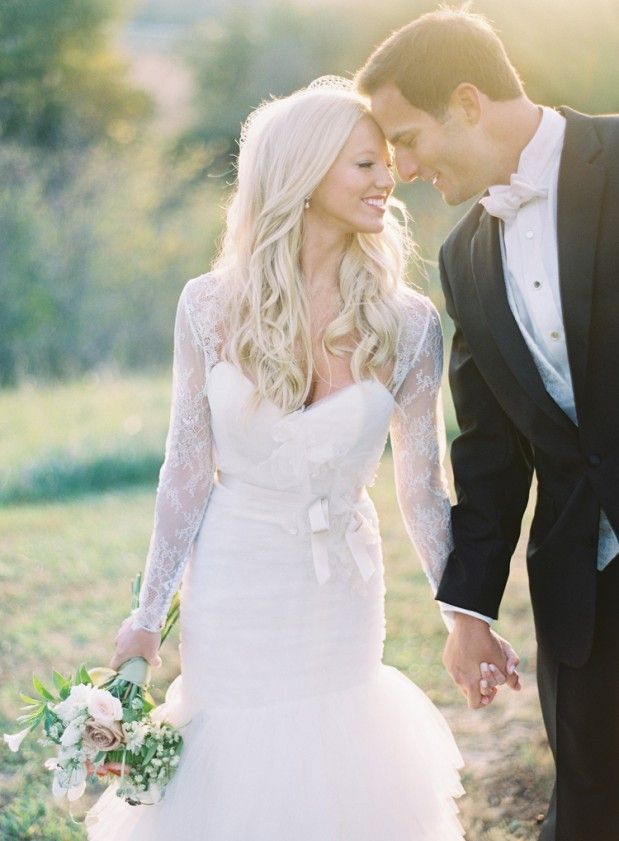 少女漫画みたい♡『おでこコツンポーズ』で大好きな彼とウェディングフォトを残そう♩にて紹介している画像