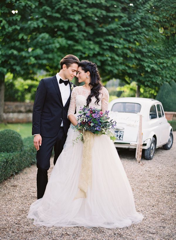 少女漫画みたい♡『おでこコツンポーズ』で大好きな彼とウェディングフォトを残そう♩にて紹介している画像