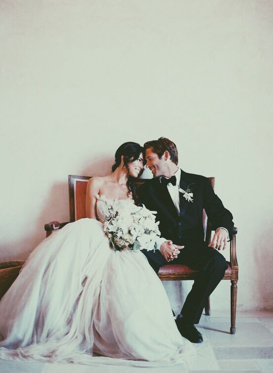 少女漫画みたい♡『おでこコツンポーズ』で大好きな彼とウェディングフォトを残そう♩にて紹介している画像