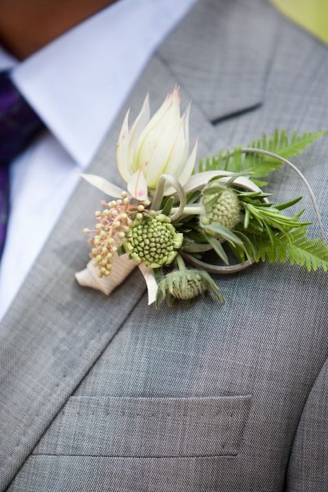 How to Choose? ♡ A Collection of Stylish Suit Looks with Boutonnieresにて紹介している画像