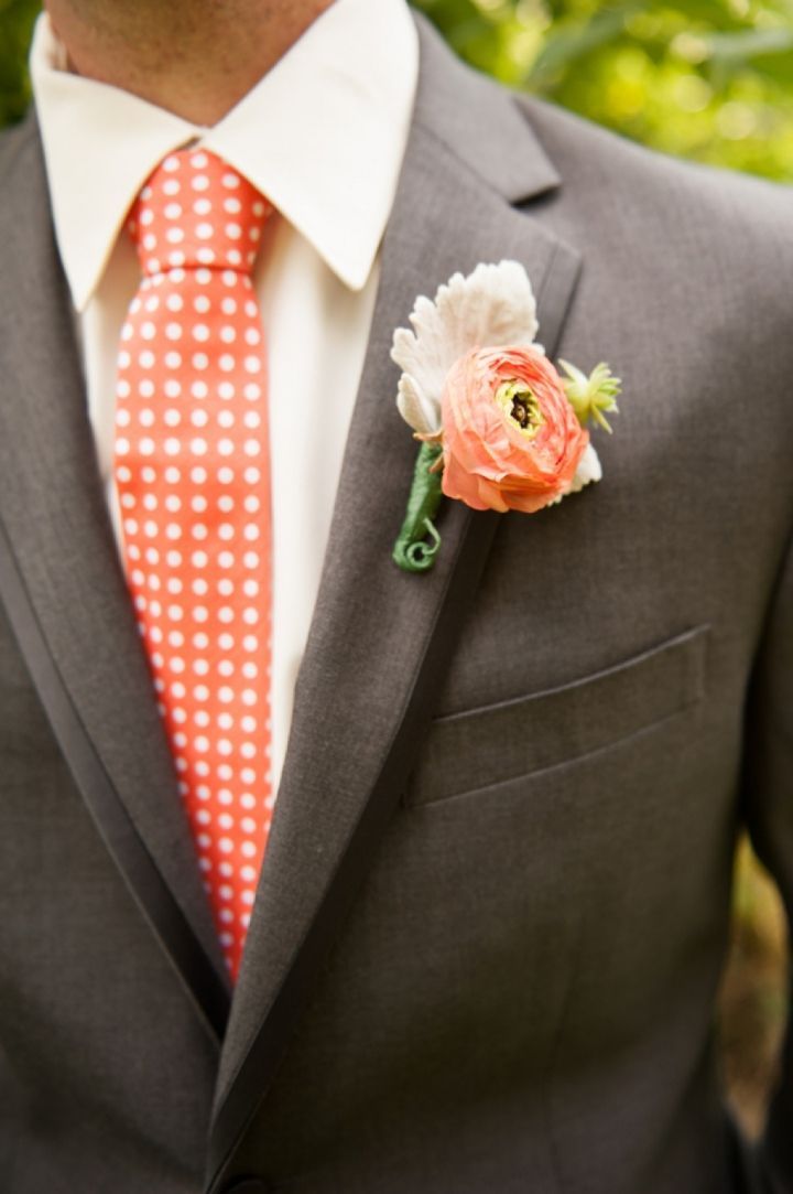 どうやって選ぼう？♡ブートニアを付けた、おしゃれなスーツの着こなしCollectionにて紹介している画像