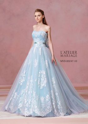 "11 Stunning Blue Colored Dresses That Will Make You Feel Like You’re in a Live-Action Cinderella"にて紹介している画像