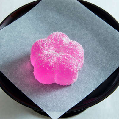 "Like a Fine Japanese Sweets: The Artistic Beauty of Kanazawa's Kaga Rakugan Soap!"にて紹介している画像