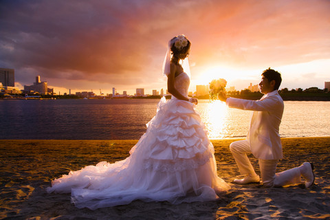 Kneeling Down: A Collection of Must-Take 'Proposal Shot' Ideas for Pre-Wedding Photos♡にて紹介している画像