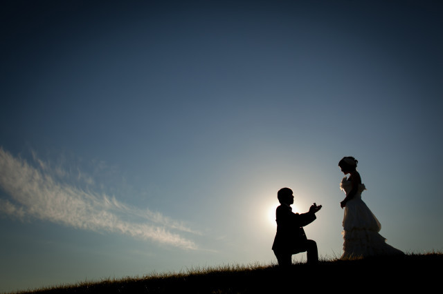 Kneeling Down: A Collection of Must-Take 'Proposal Shot' Ideas for Pre-Wedding Photos♡にて紹介している画像