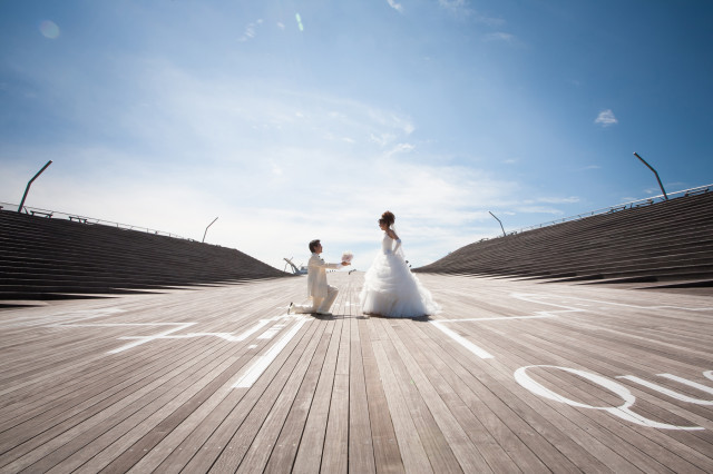 Kneeling Down: A Collection of Must-Take 'Proposal Shot' Ideas for Pre-Wedding Photos♡にて紹介している画像