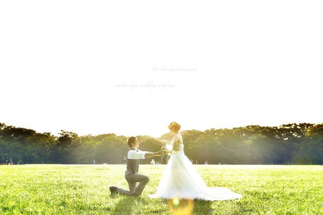Kneeling Down: A Collection of Must-Take 'Proposal Shot' Ideas for Pre-Wedding Photos♡にて紹介している画像