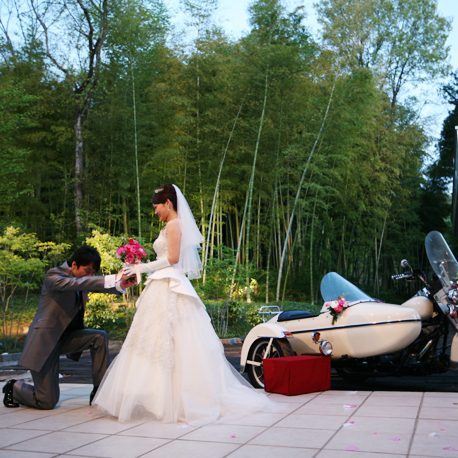 Kneeling Down: A Collection of Must-Take 'Proposal Shot' Ideas for Pre-Wedding Photos♡にて紹介している画像