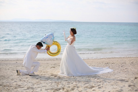 Kneeling Down: A Collection of Must-Take 'Proposal Shot' Ideas for Pre-Wedding Photos♡にて紹介している画像