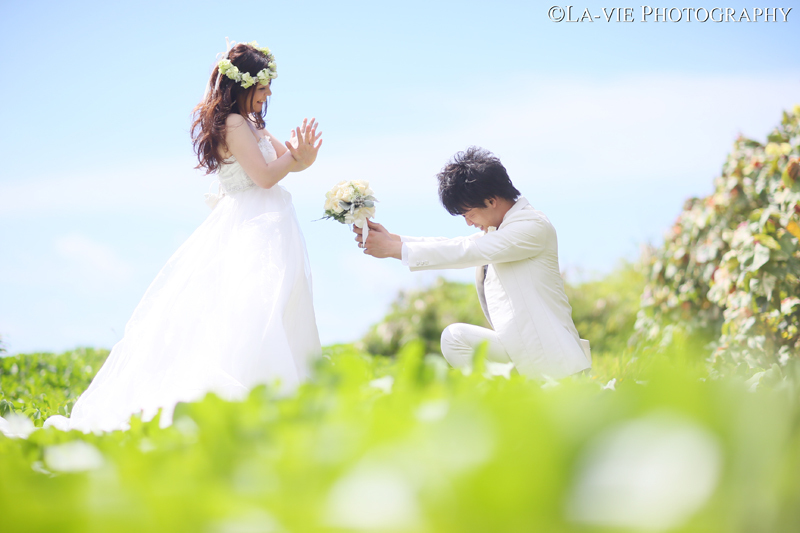 Kneeling Down: A Collection of Must-Take 'Proposal Shot' Ideas for Pre-Wedding Photos♡にて紹介している画像