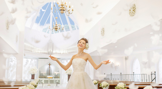 Fluffy and Angelic: The Rising Trend of Feather Showers for Wedding Ceremonies ✨にて紹介している画像