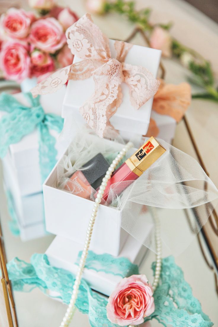 A Classic for Destination Brides! Do You Know About the 'Bridesmaid Box' to Give When Asking Someone to Be a Bridesmaid?にて紹介している画像