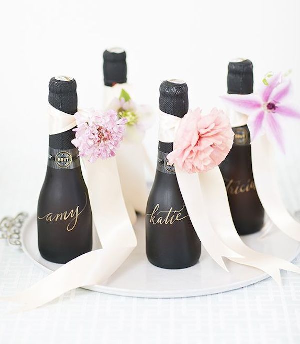 A Classic for Destination Brides! Do You Know About the 'Bridesmaid Box' to Give When Asking Someone to Be a Bridesmaid?にて紹介している画像