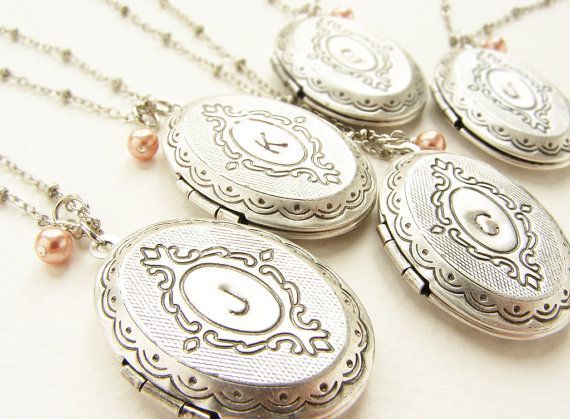 A Classic for Destination Brides! Do You Know About the 'Bridesmaid Box' to Give When Asking Someone to Be a Bridesmaid?にて紹介している画像