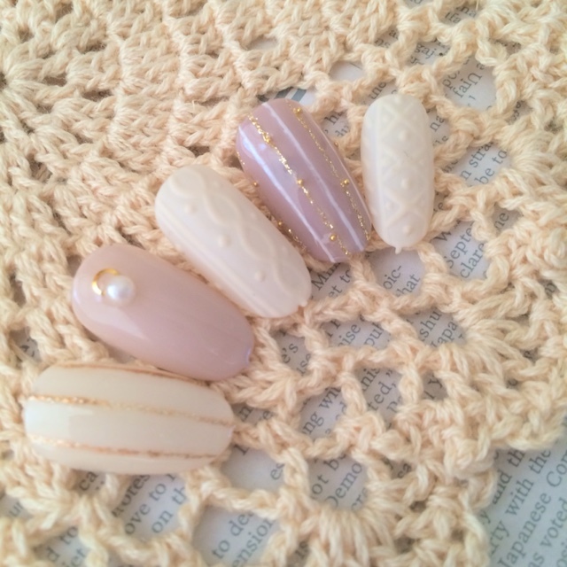 "Warm Your Heart with Knit Nail Art: Cozy Muted Colors for Winter Nails"にて紹介している画像