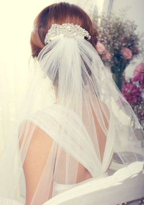 "Charming Updo with Veil: A Collection of Classical and Adorable Princess-Like Inspirations"にて紹介している画像