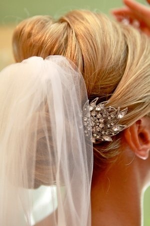 "Charming Updo with Veil: A Collection of Classical and Adorable Princess-Like Inspirations"にて紹介している画像