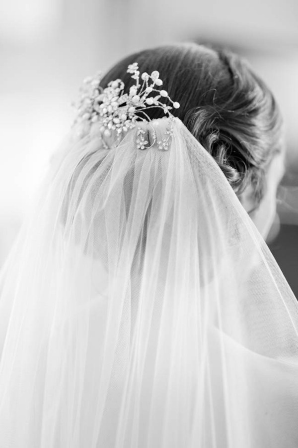 "Charming Updo with Veil: A Collection of Classical and Adorable Princess-Like Inspirations"にて紹介している画像