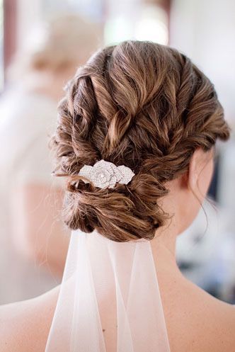 "Charming Updo with Veil: A Collection of Classical and Adorable Princess-Like Inspirations"にて紹介している画像