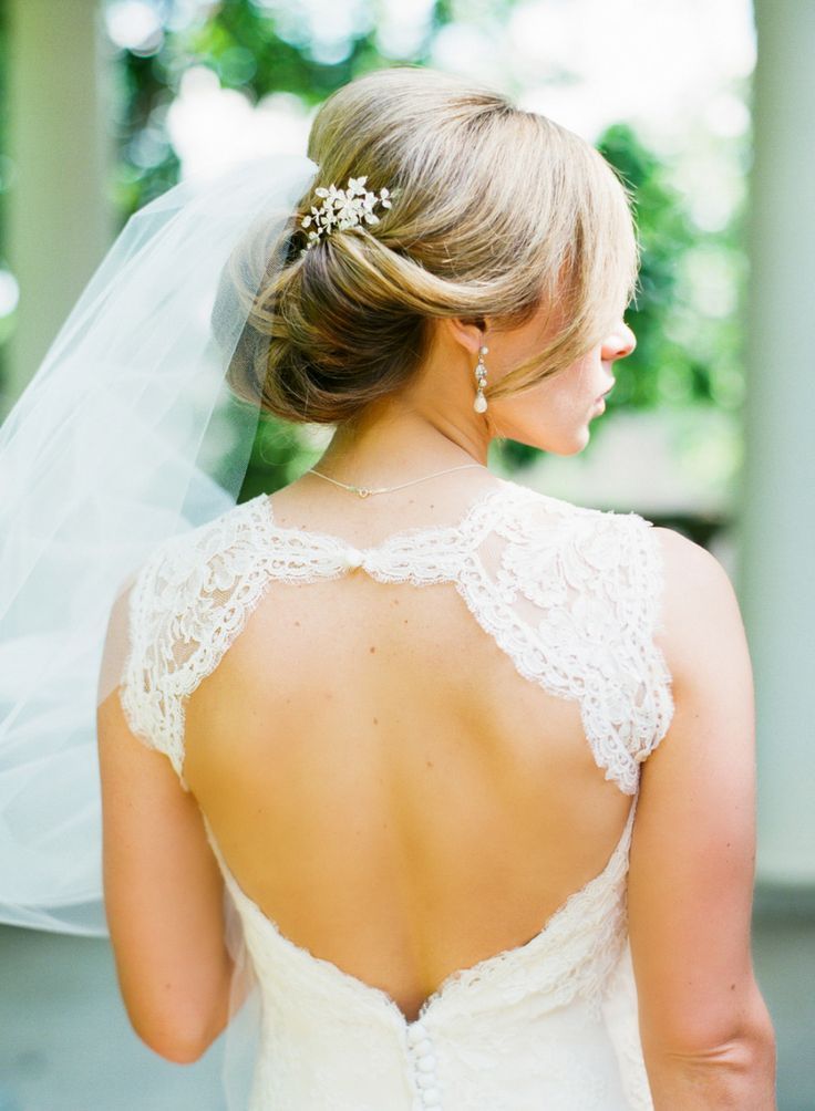 "Charming Updo with Veil: A Collection of Classical and Adorable Princess-Like Inspirations"にて紹介している画像