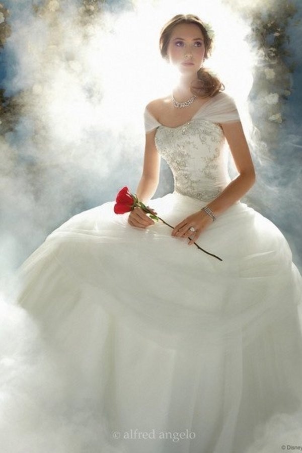 "How to Choose the Perfect Dress for a Classic and Elegant Bridal Look Inspired by Royal Weddings!"にて紹介している画像