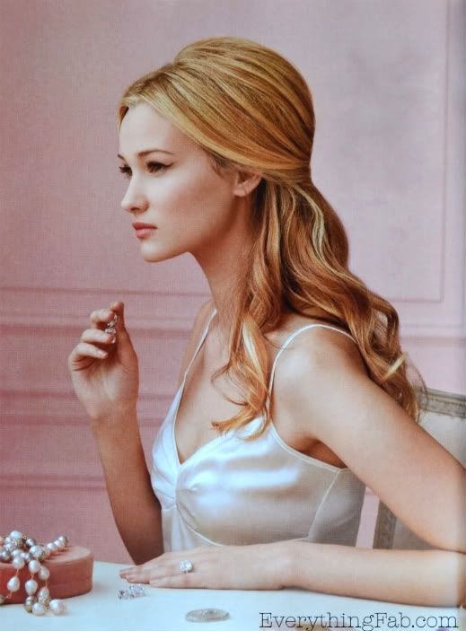 Popular and Adorable Loose and Soft Down Hairstyles Catalog for Pre-Wedding Photos♡にて紹介している画像