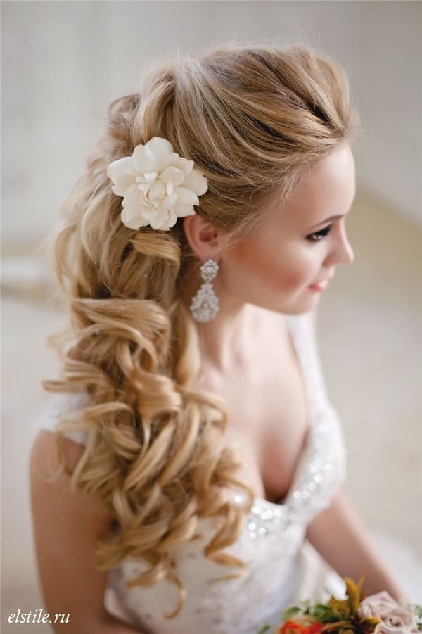 Popular and Adorable Loose and Soft Down Hairstyles Catalog for Pre-Wedding Photos♡にて紹介している画像