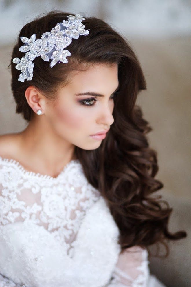 Popular and Adorable Loose and Soft Down Hairstyles Catalog for Pre-Wedding Photos♡にて紹介している画像