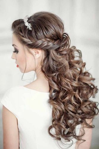 Popular and Adorable Loose and Soft Down Hairstyles Catalog for Pre-Wedding Photos♡にて紹介している画像