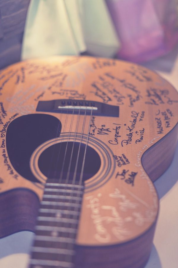 Capture Your Guests' Hearts: A Collection of Stylish Guest Book Design Ideas ♩にて紹介している画像