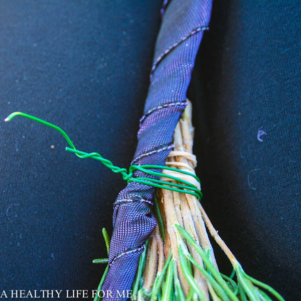 Easy DIY: Have You Heard of the Trending 'Swag' That's Even Simpler to Make Than Wreaths?にて紹介している画像