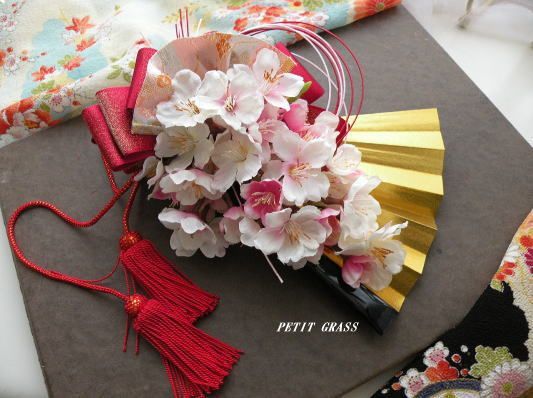 和洋折衷がトレンド♡和装に合わせる花束は、おしゃれな『扇子ブーケ』で決まりでしょ♩にて紹介している画像