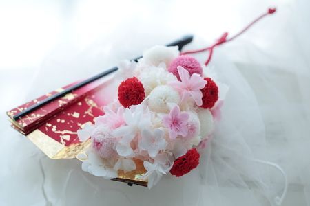 和洋折衷がトレンド♡和装に合わせる花束は、おしゃれな『扇子ブーケ』で決まりでしょ♩にて紹介している画像