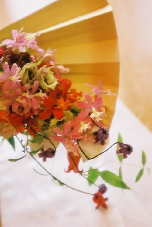 和洋折衷がトレンド♡和装に合わせる花束は、おしゃれな『扇子ブーケ』で決まりでしょ♩にて紹介している画像
