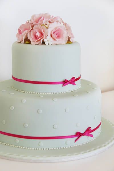 Overflowing with Cuteness: 10 Lovely Ribbon-Adorned Wedding Cakes!にて紹介している画像