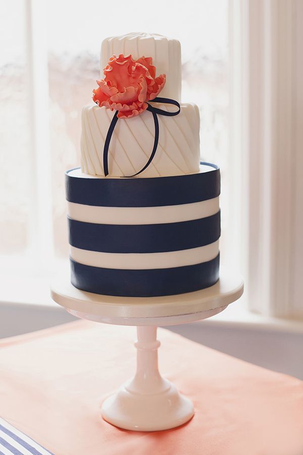 Overflowing with Cuteness: 10 Lovely Ribbon-Adorned Wedding Cakes!にて紹介している画像